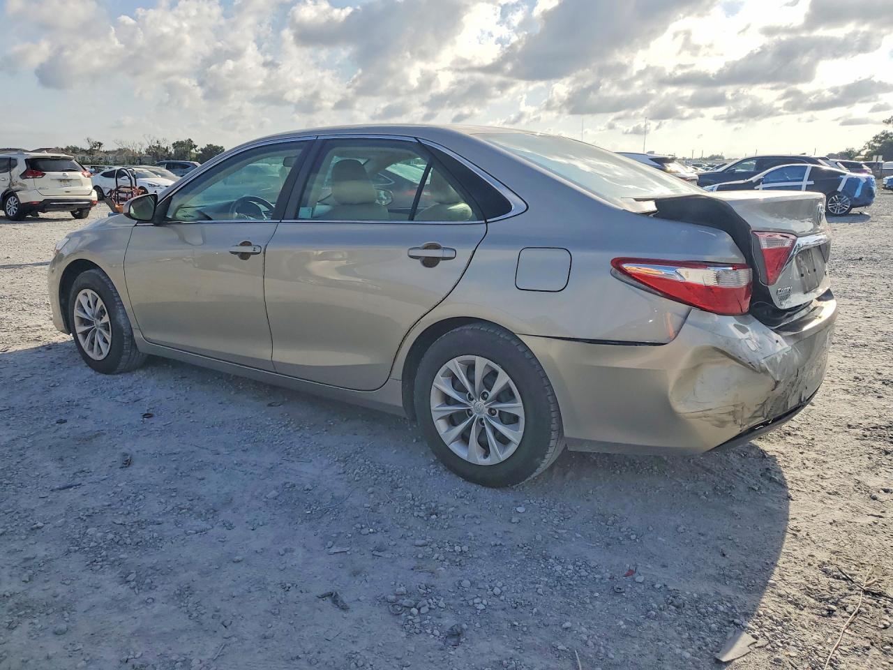 2016 Toyota Camry Le - zdjęcie 2