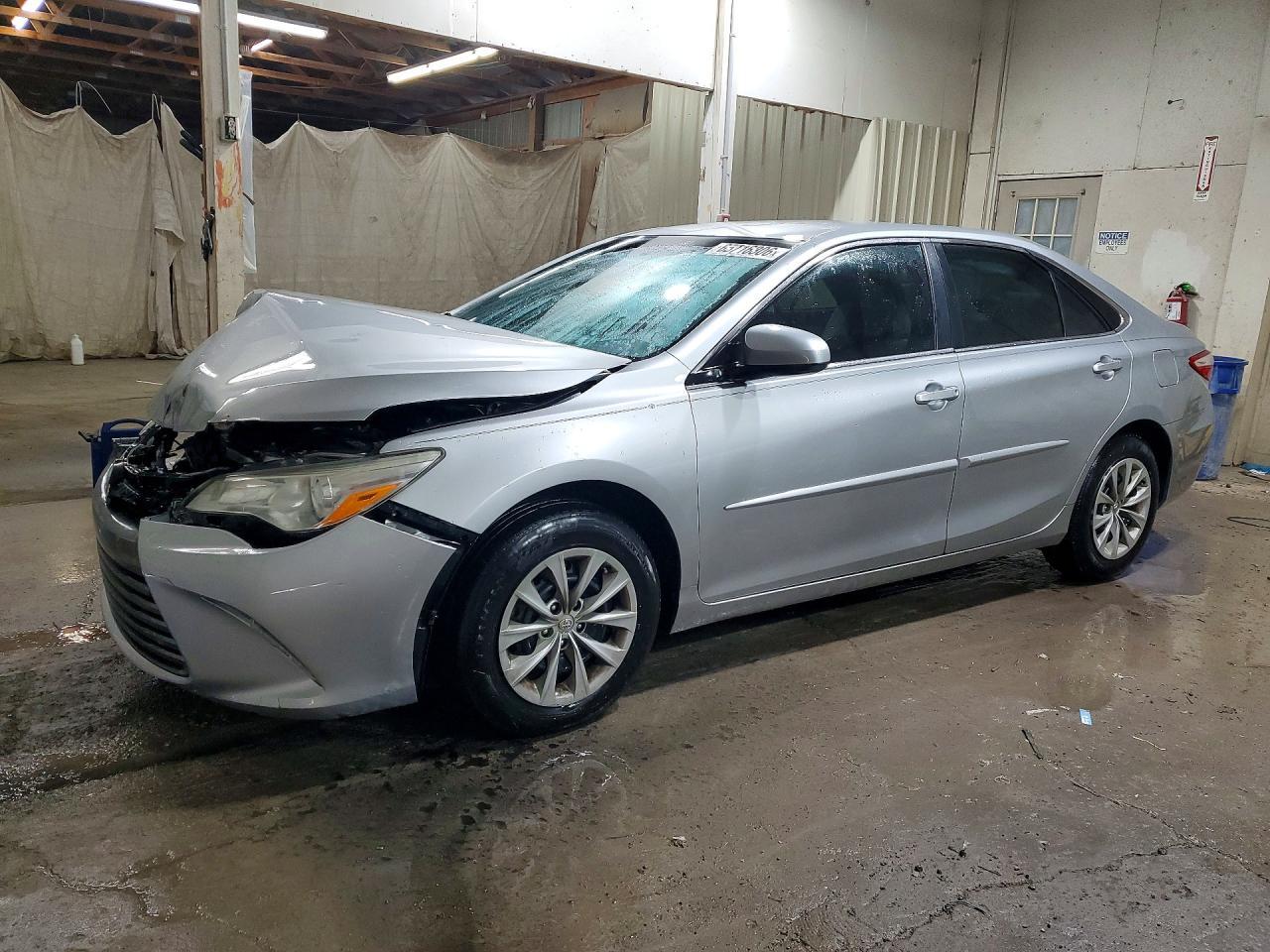 2017 Toyota Camry Le - zdjęcie główne