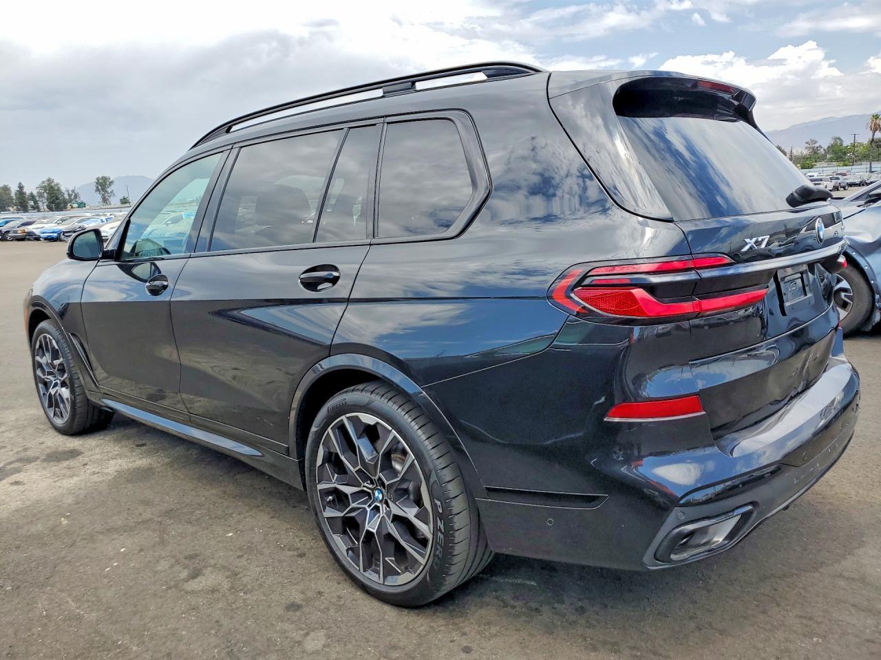 2025 BMW X7 xDrive40I - zdjęcie 2