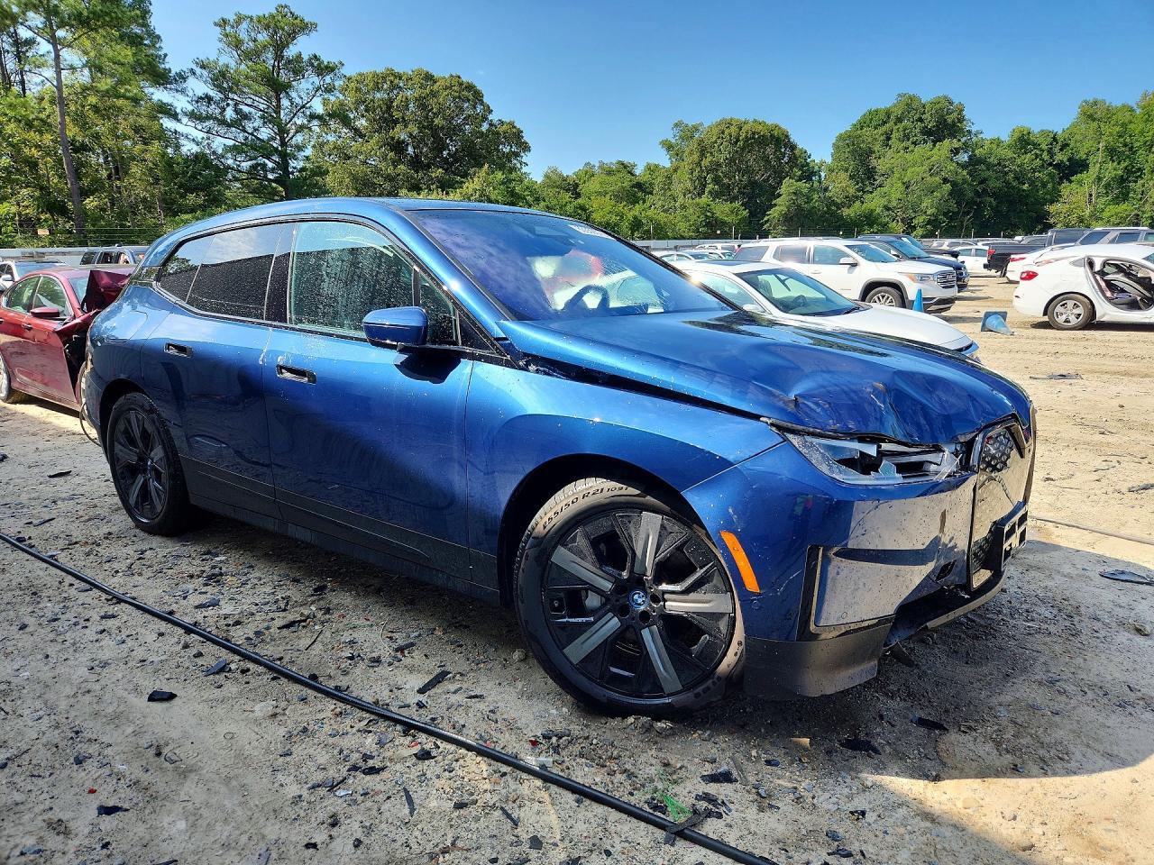 2022 BMW Ix xDrive50 - zdjęcie 4