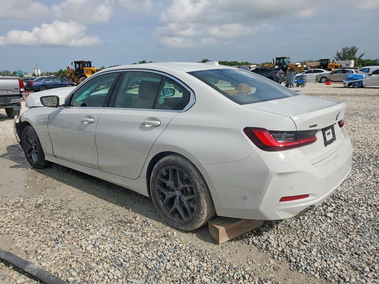 2026 BMW 330Xi - zdjęcie 2