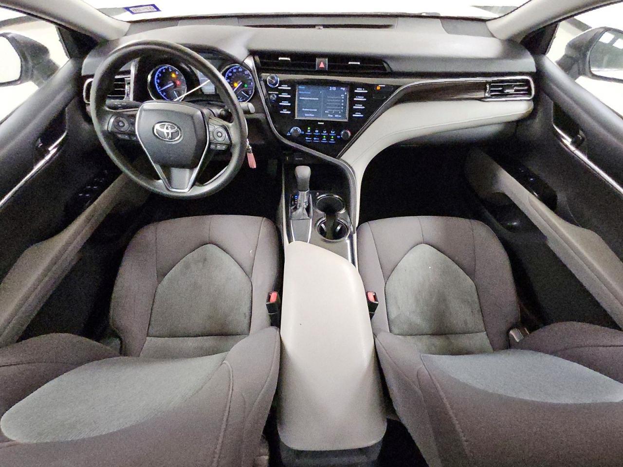 2020 Toyota Camry Le - zdjęcie 8