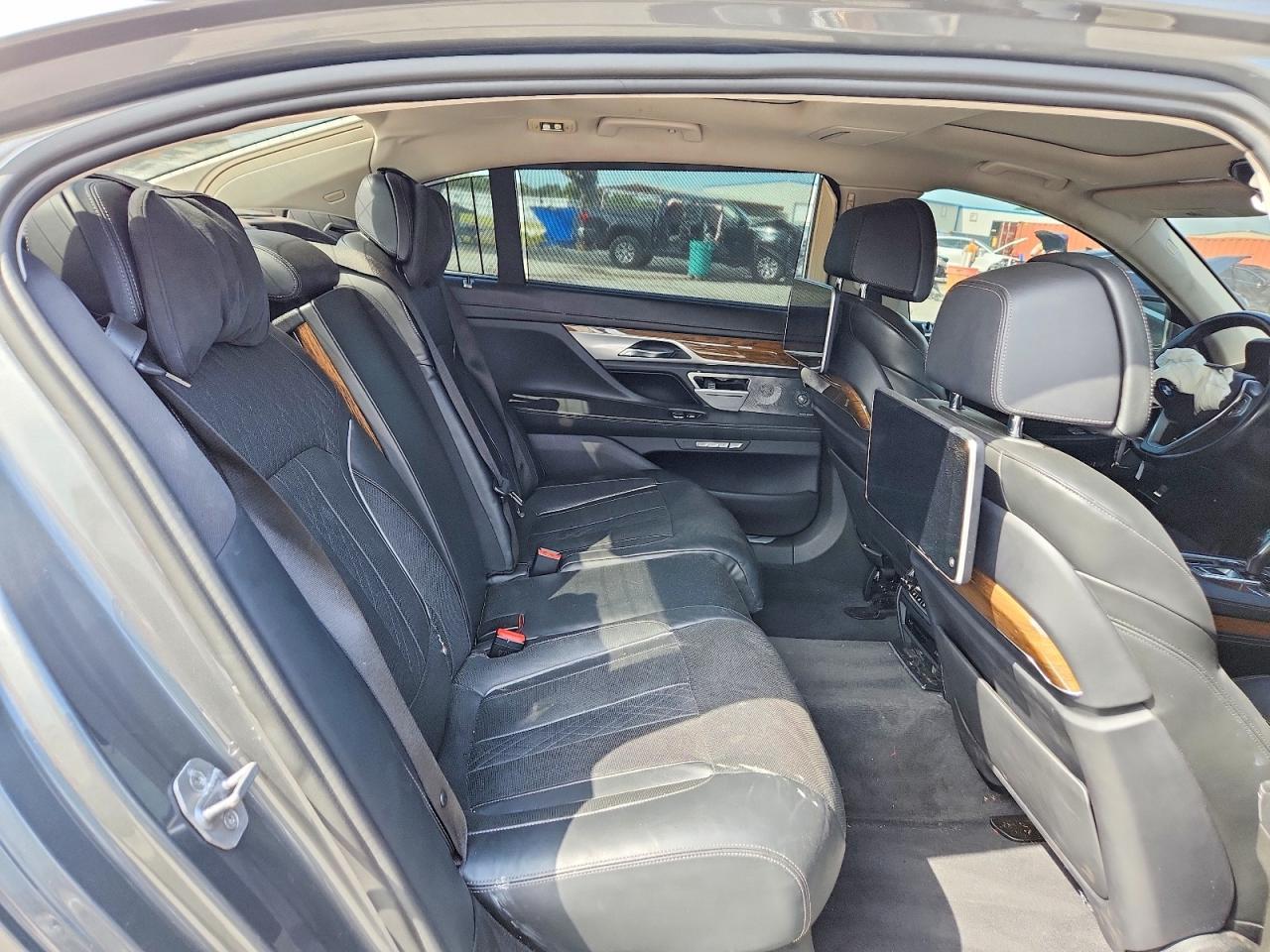 2017 BMW Seria 7 740e - zdjęcie 10