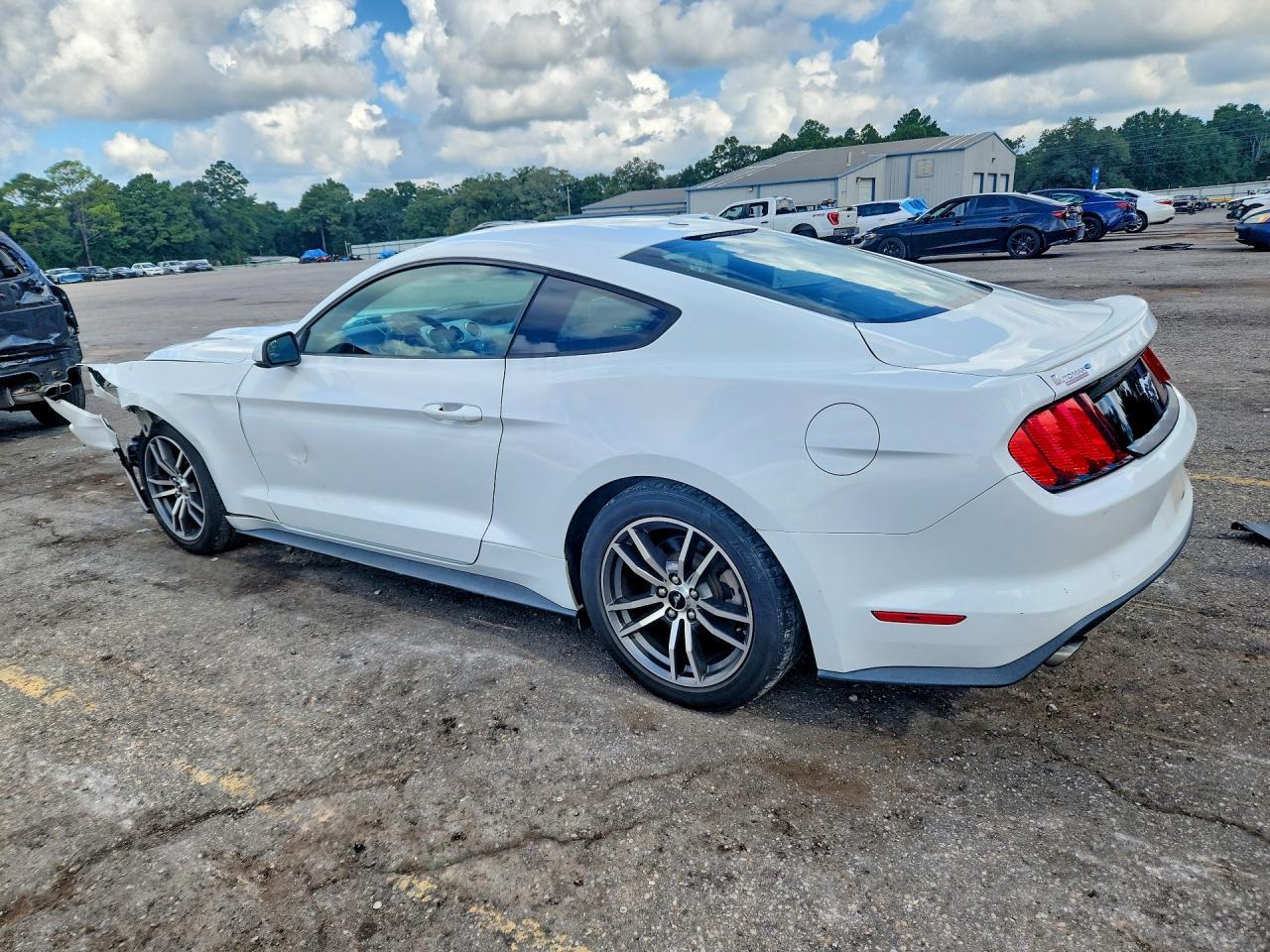 Ford Mustang Coupe - zdjęcie 2