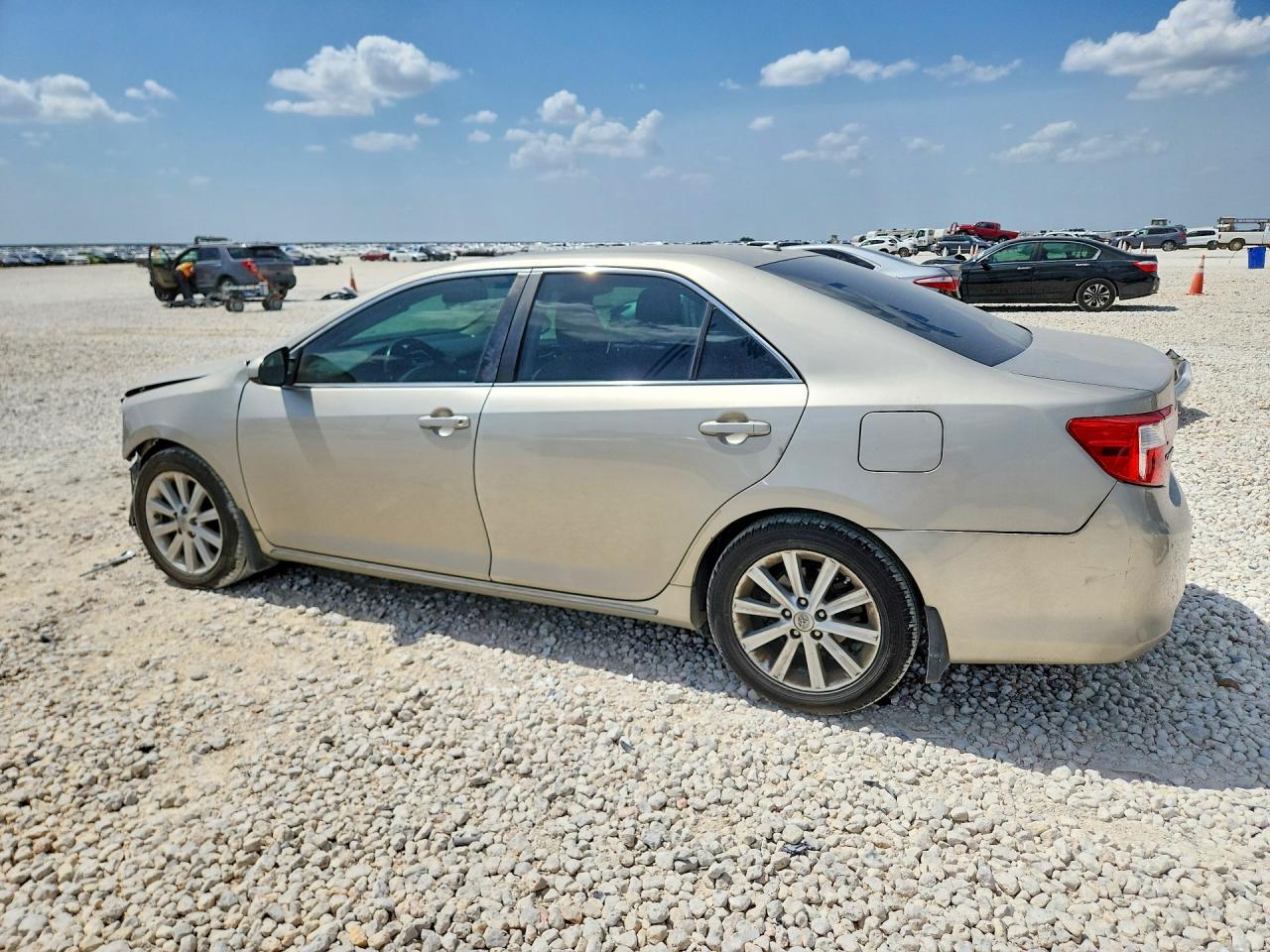 2014 Toyota Camry Xle - zdjęcie 2