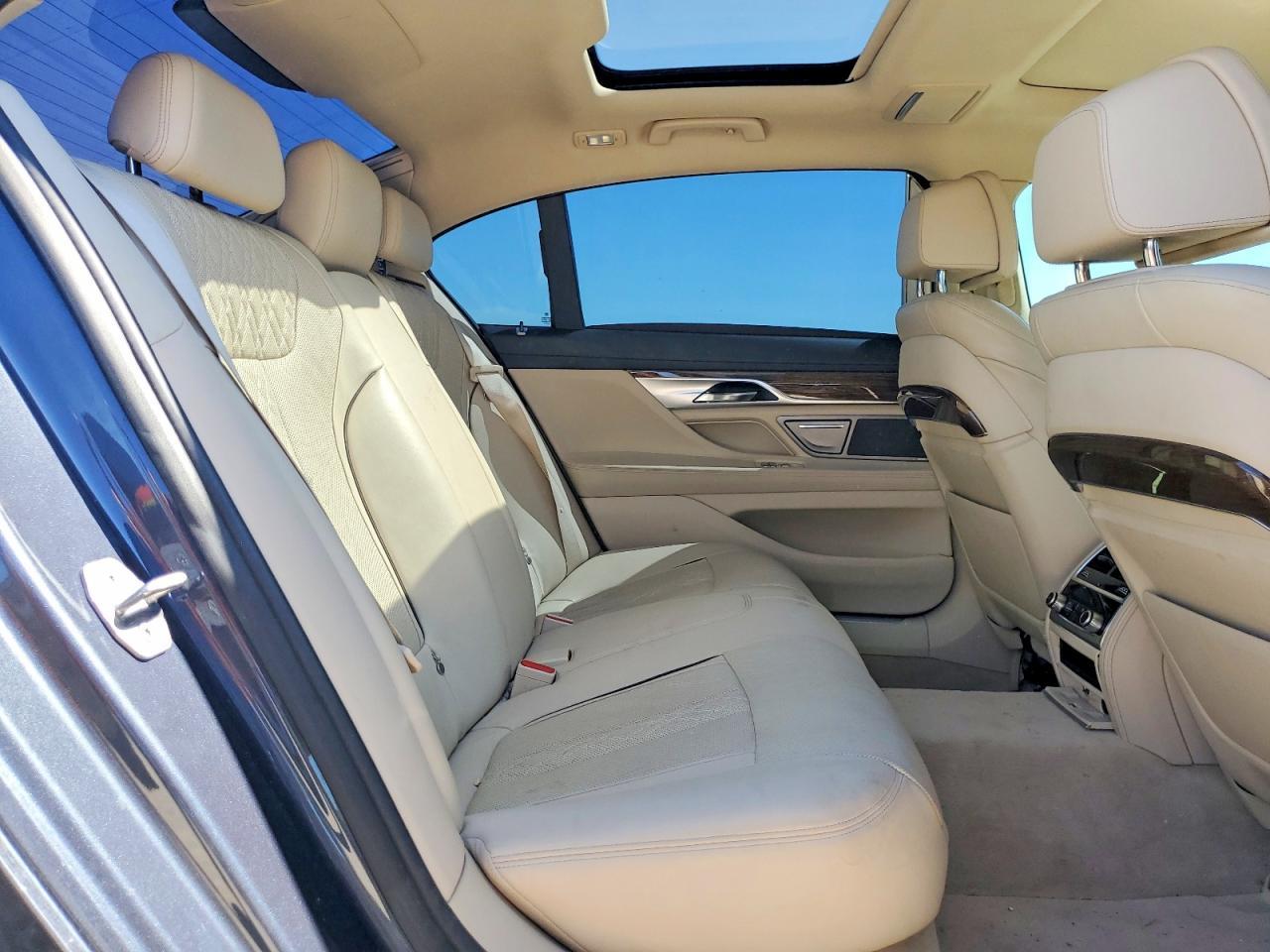 2016 BMW 740 I - zdjęcie 10