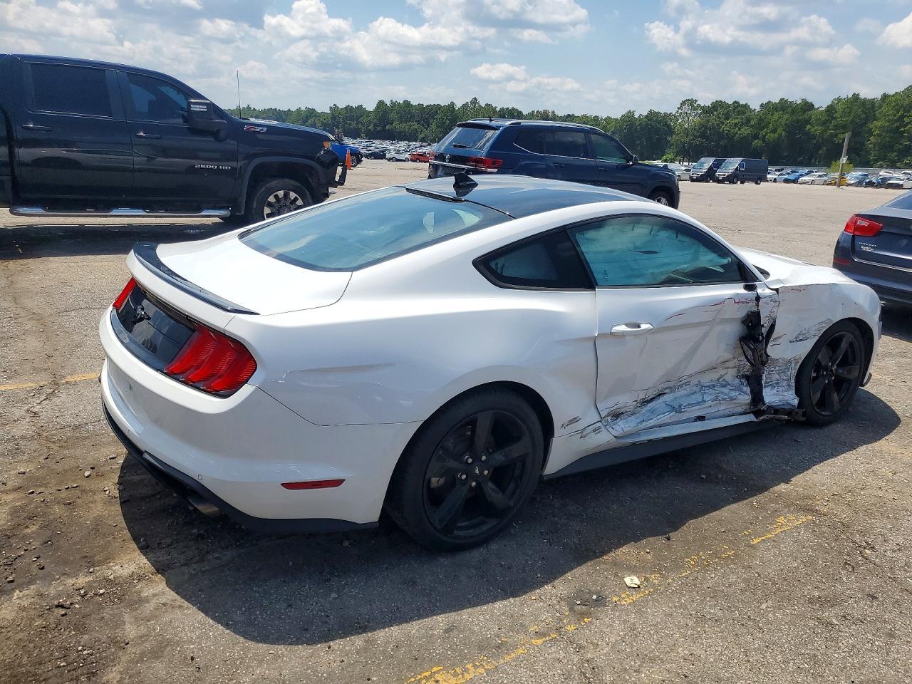 2022 Ford Mustang - zdjęcie 3