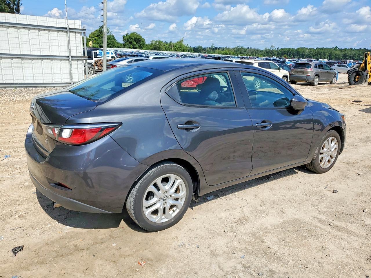 2018 Toyota Yaris Ia Base - zdjęcie 3