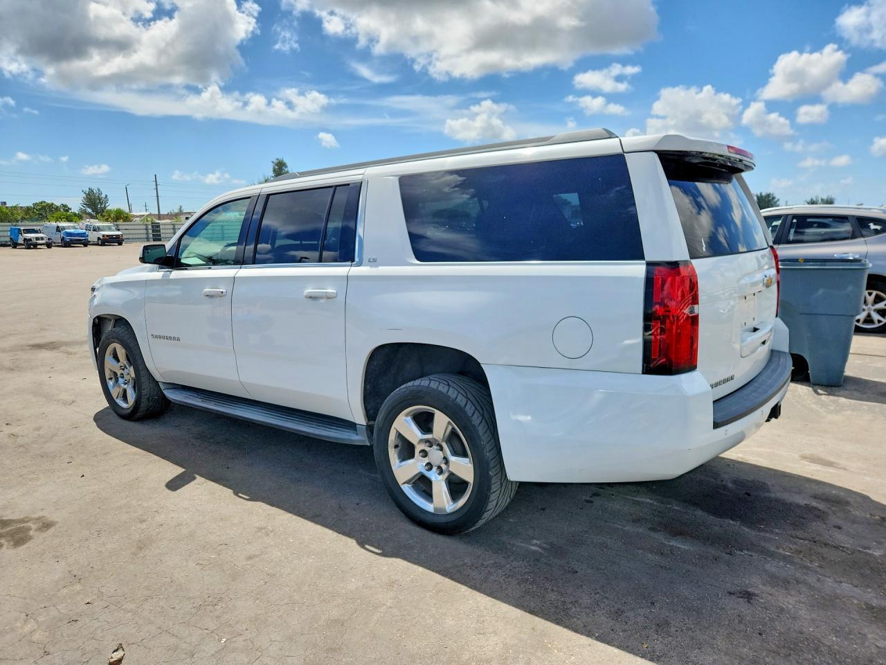 2016 Chevrolet Suburban C1500 Ls - zdjęcie 2