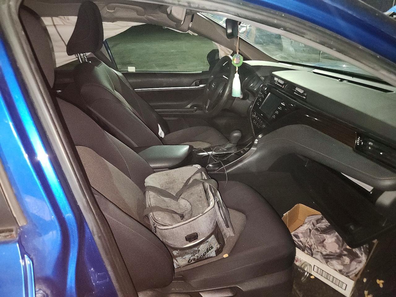 2020 Toyota Camry Le - zdjęcie 13