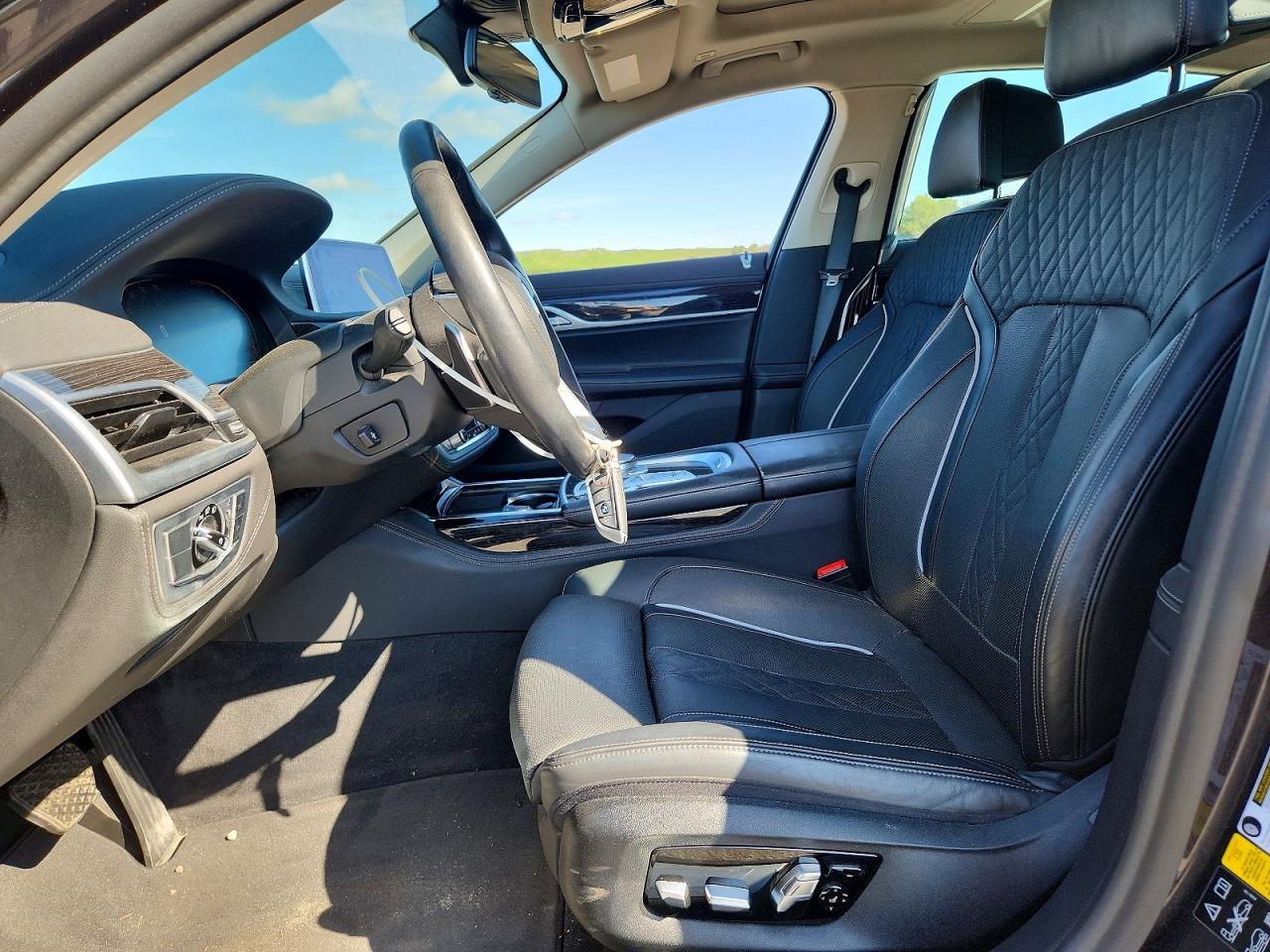 2021 BMW Seria 7 740i - zdjęcie 7