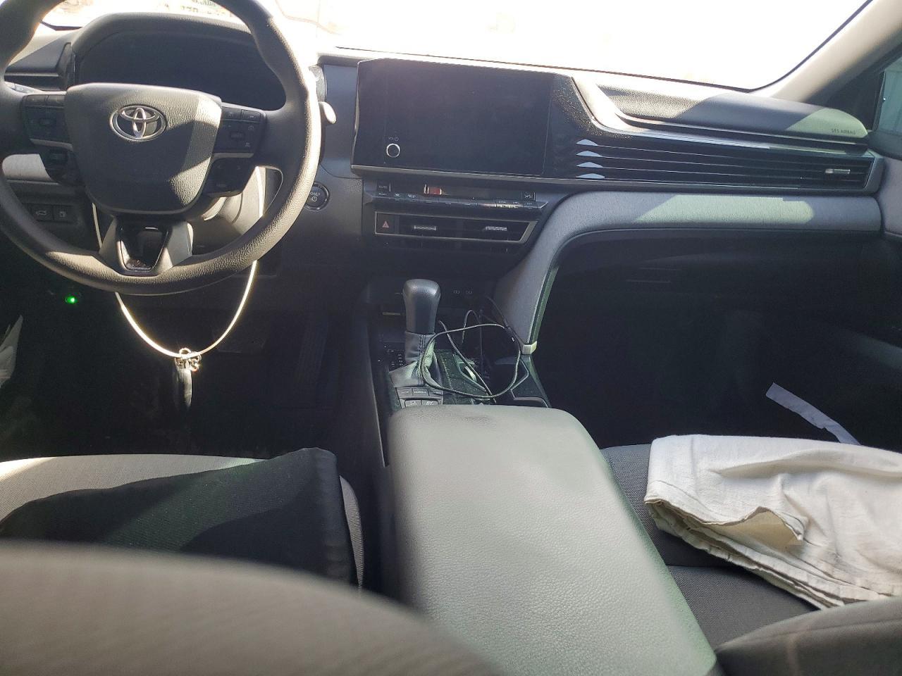 2026 Toyota Camry Le - zdjęcie 8
