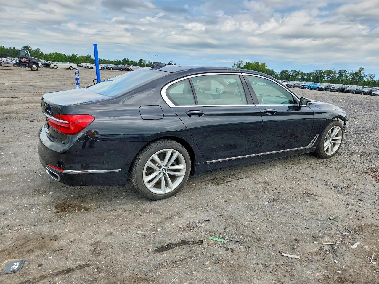 2016 BMW Seria 7 750i - zdjęcie 3