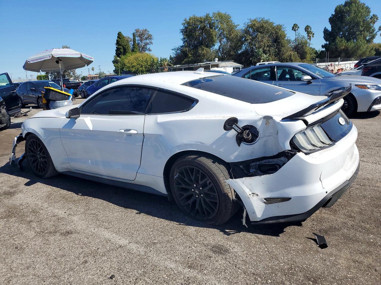 2022 Ford Mustang - zdjęcie 2