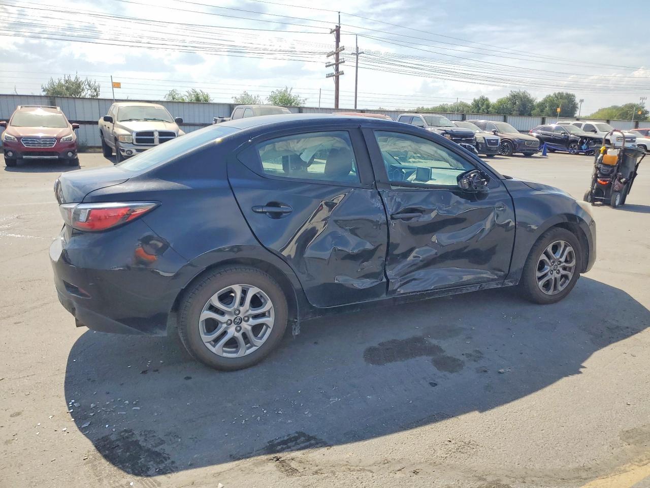 2017 Toyota Yaris Ia Base - zdjęcie 3