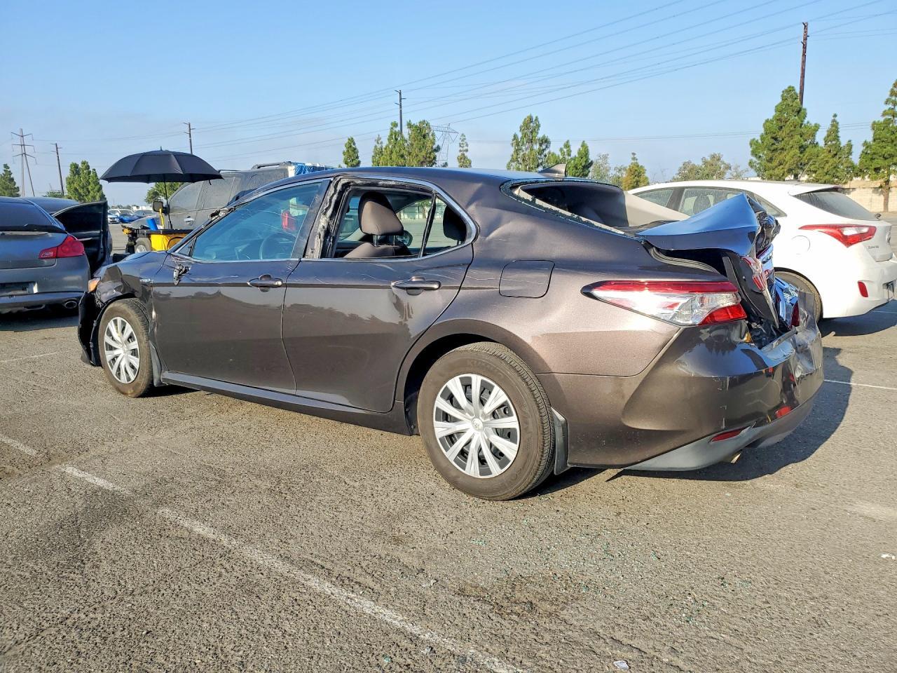 2020 Toyota Camry Le - zdjęcie 2