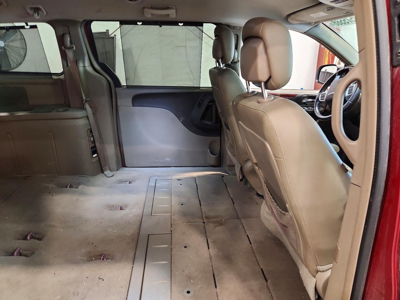 2015 Chrysler Town & Country Touring - zdjęcie 11