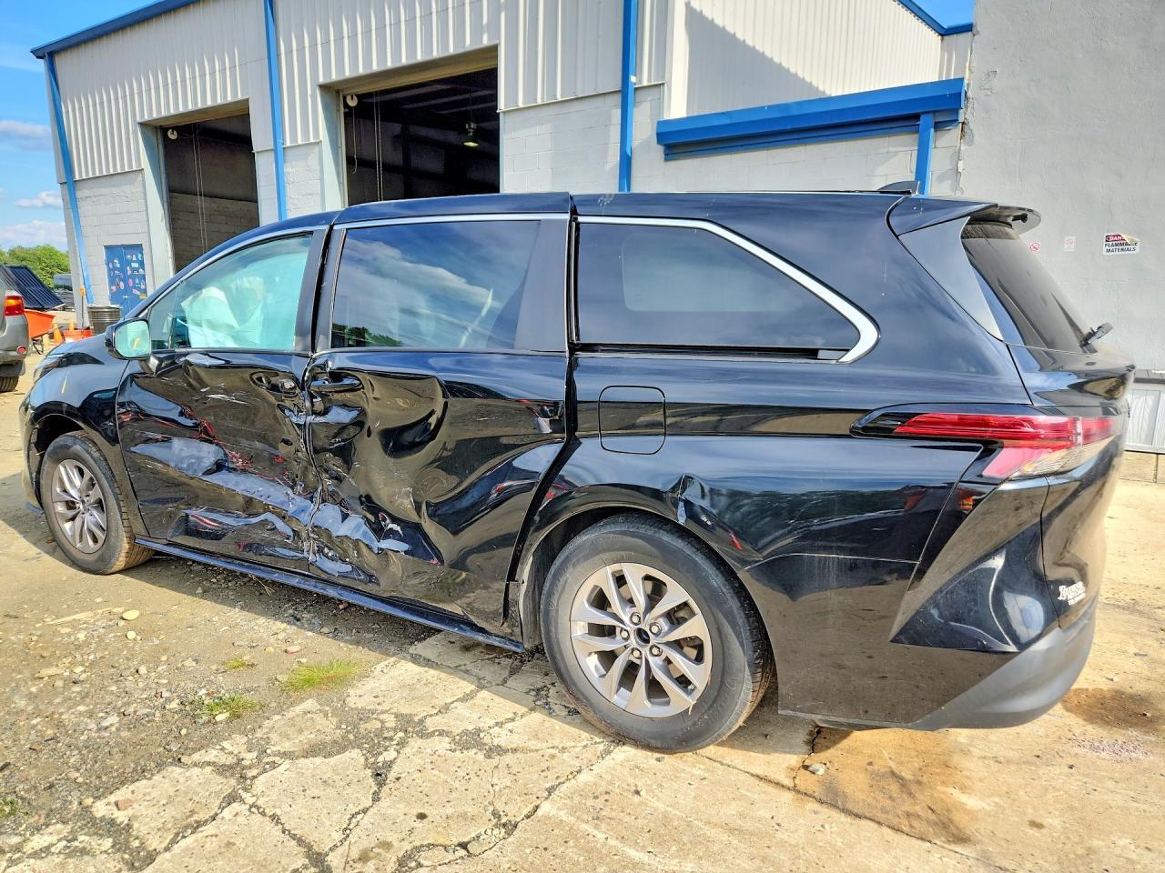 2022 Toyota Sienna Le - zdjęcie 2