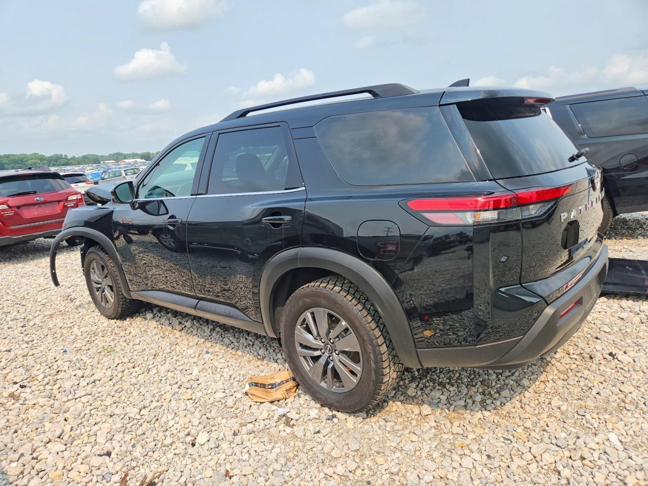 2023 Nissan Pathfinder Sv - zdjęcie 2