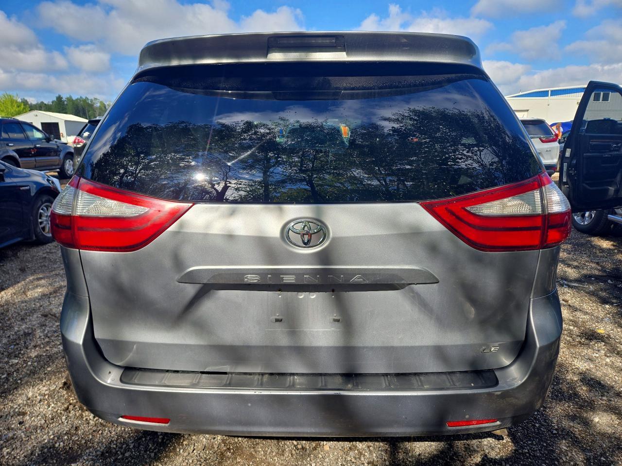 2015 Toyota Sienna Le - zdjęcie 6