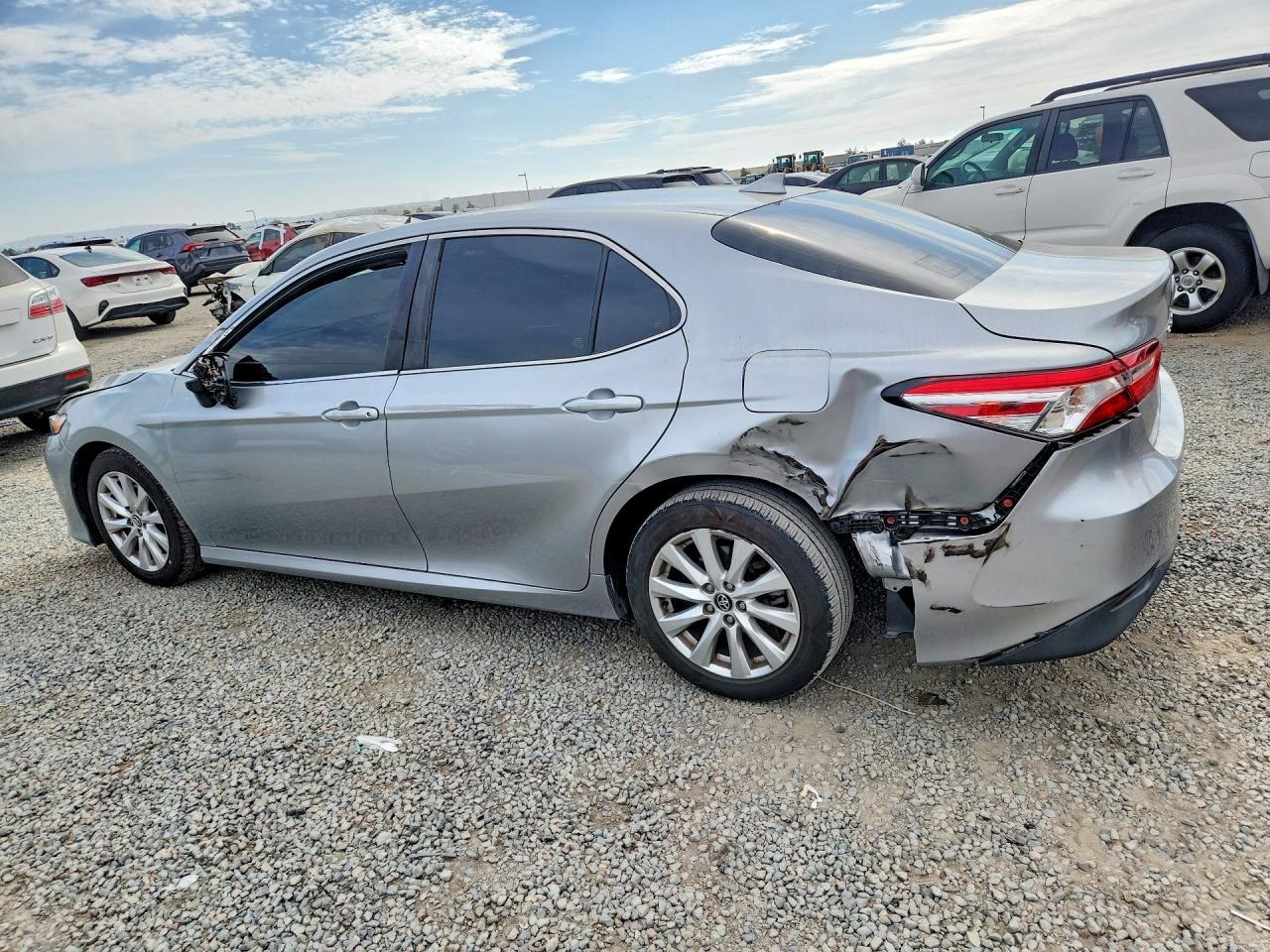 2020 Toyota Camry Le - zdjęcie 2