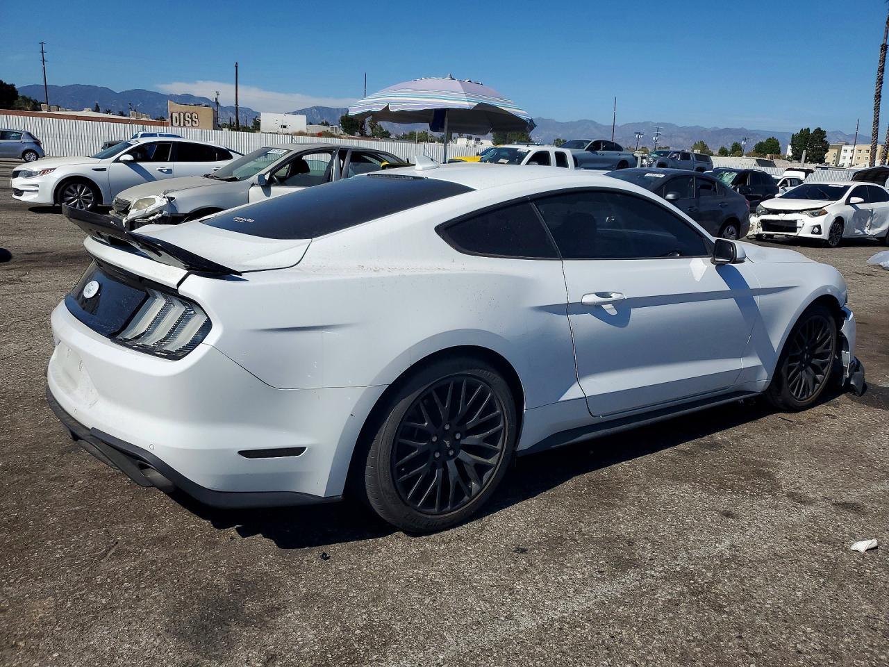 2022 Ford Mustang - zdjęcie 3