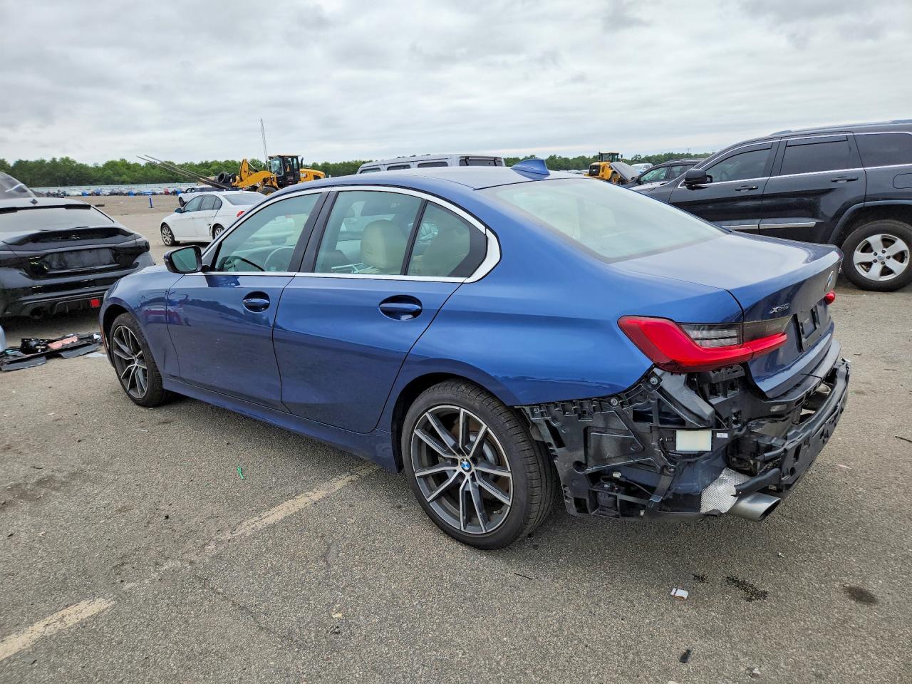 2021 BMW Seria 3 330i - zdjęcie 2