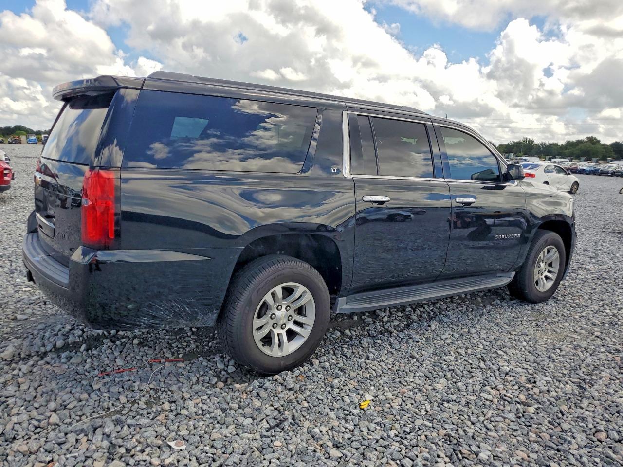 2016 Chevrolet Suburban C1500 Lt - zdjęcie 3