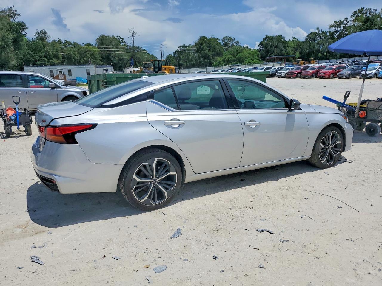 2024 Nissan Altima Sr - zdjęcie 3
