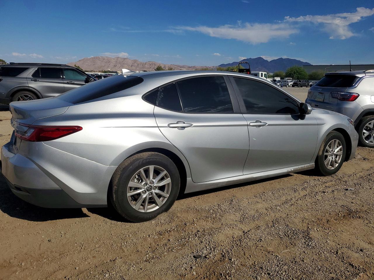 2026 Toyota Camry Le - zdjęcie 3