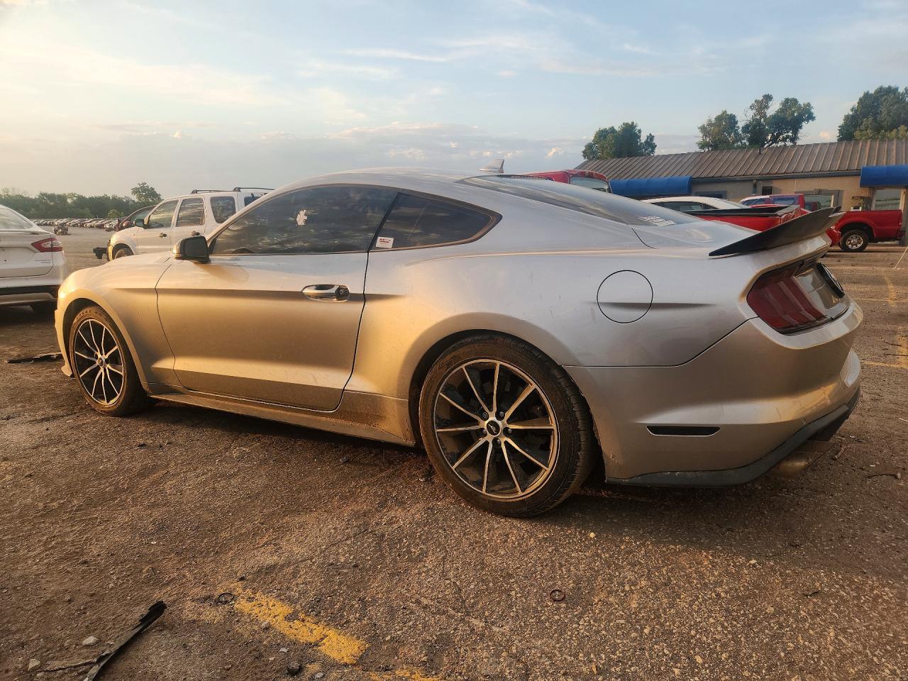 2020 Ford Mustang - zdjęcie 2