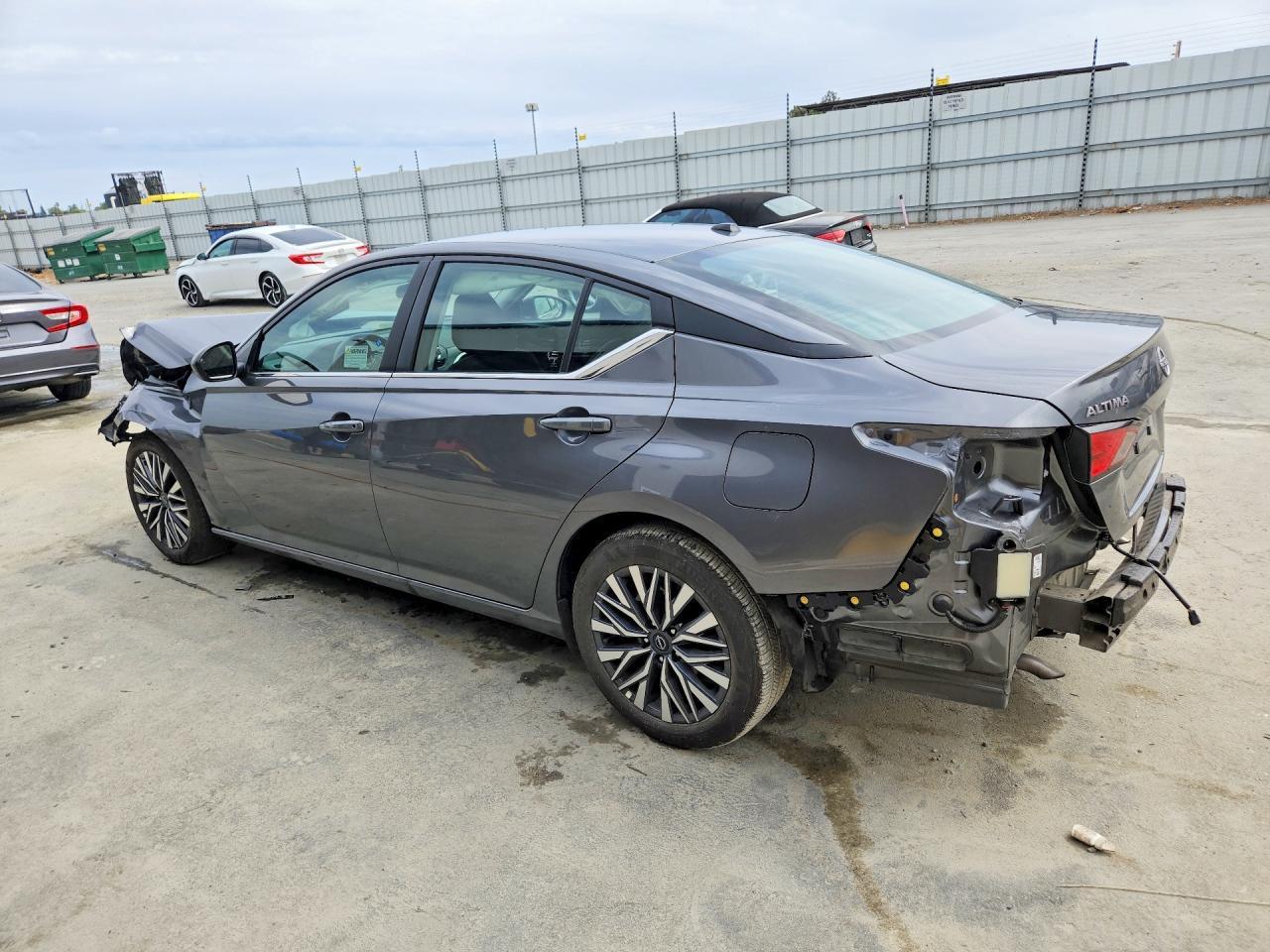 Nissan Altima - zdjęcie 2