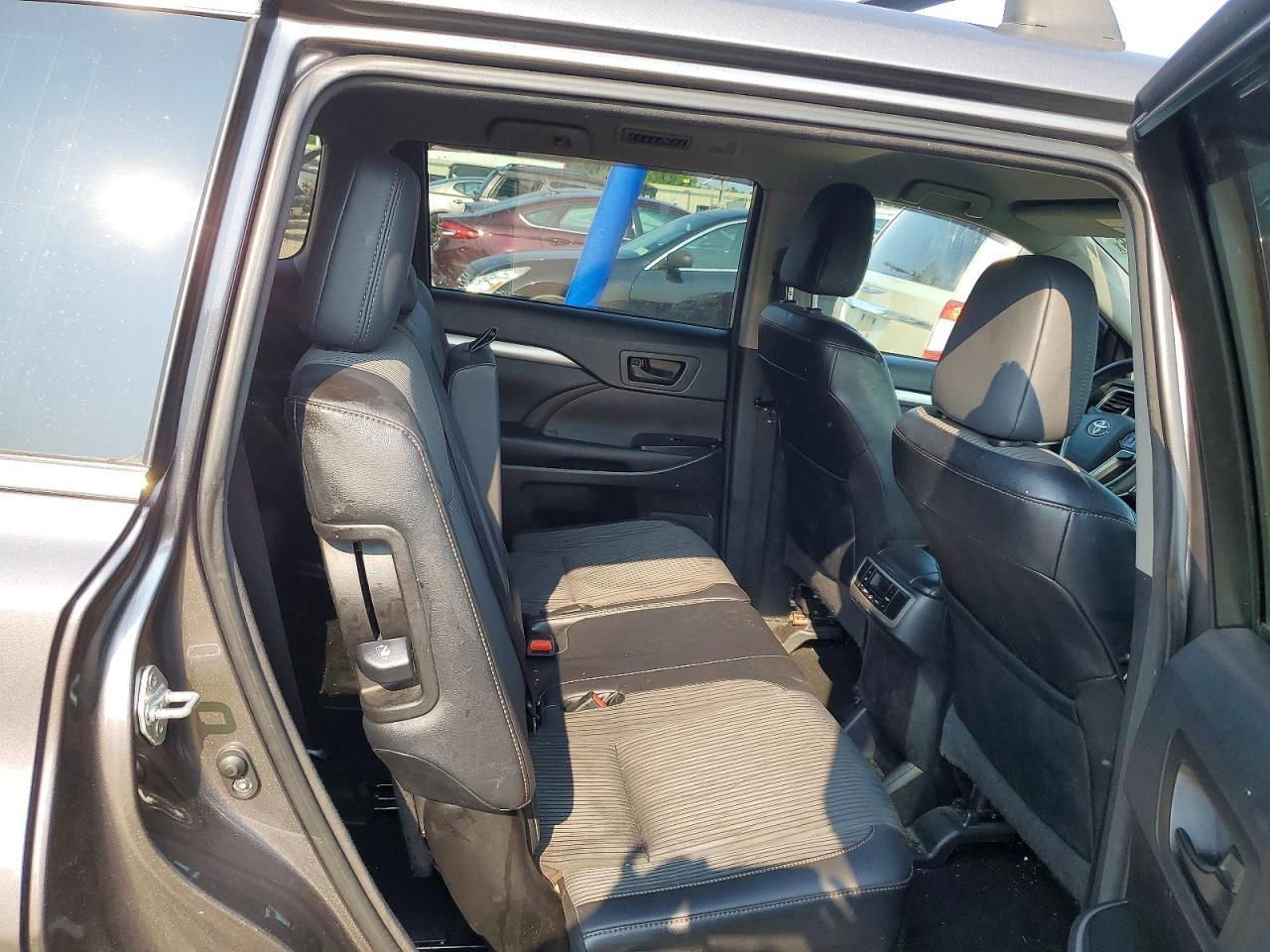 2016 Toyota Highlander Le Plus - zdjęcie 11