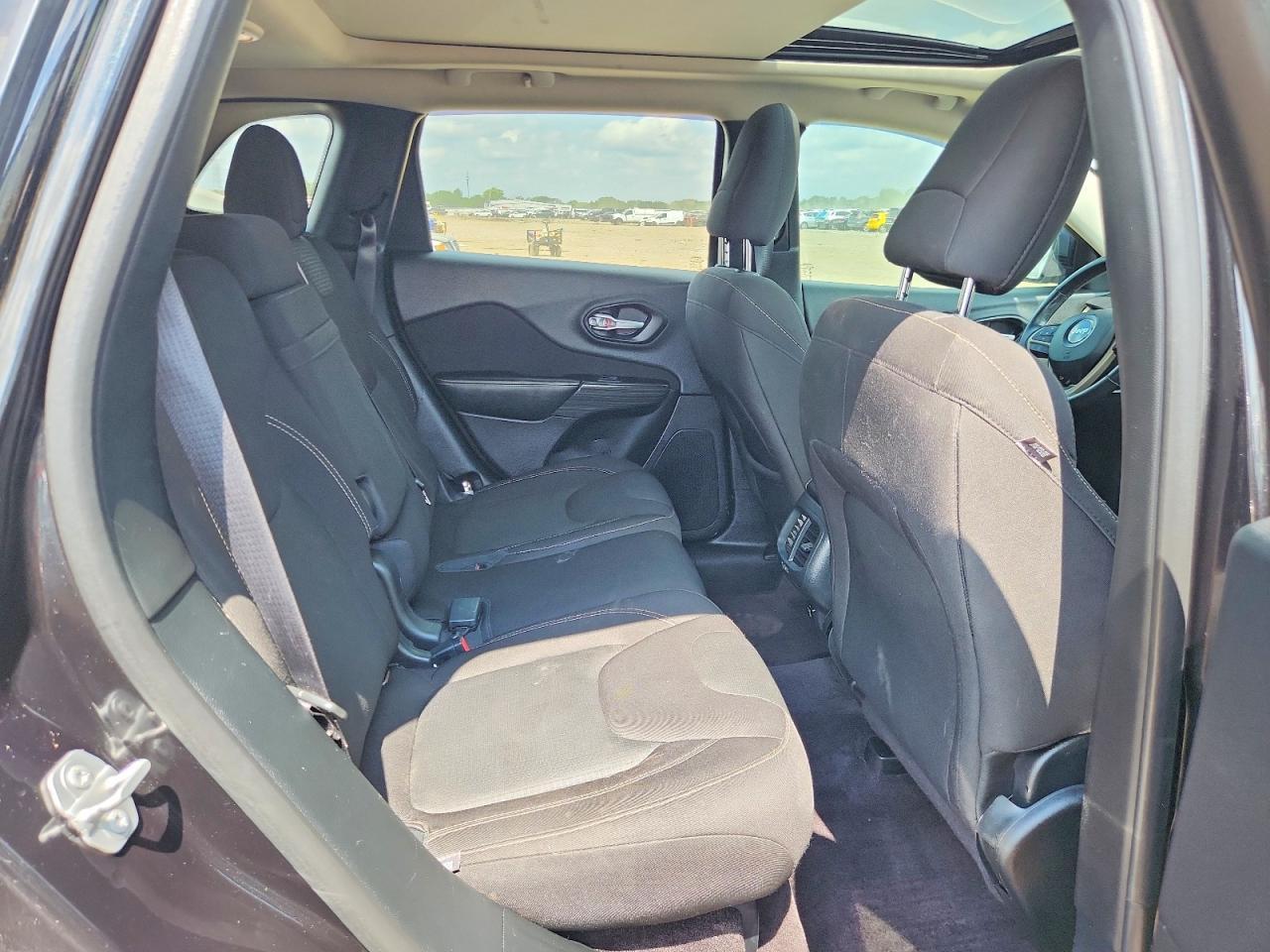 2016 Jeep Cherokee Latitude - zdjęcie 10