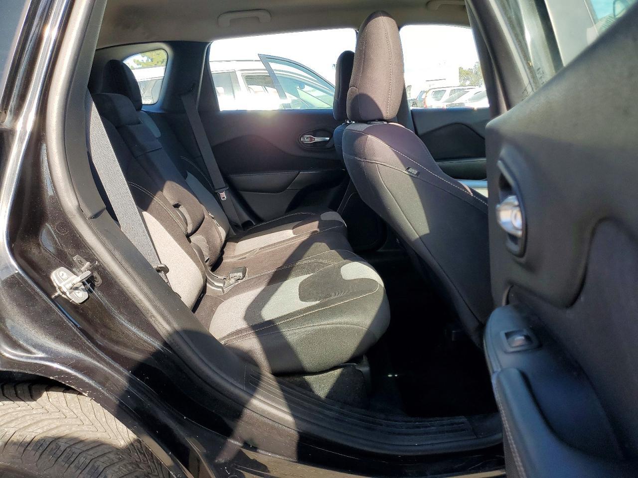 2014 Jeep Cherokee Sport - zdjęcie 11