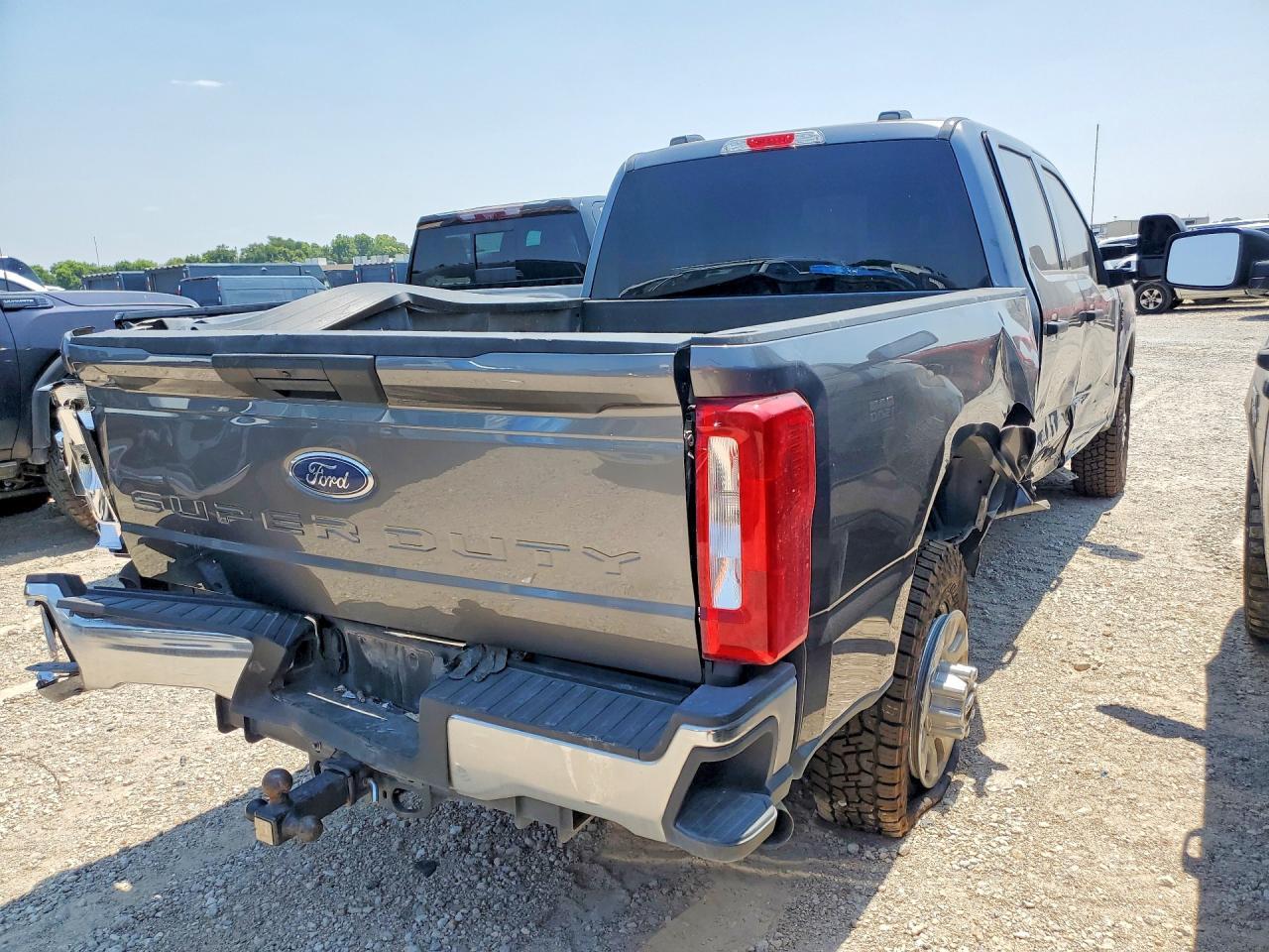 2024 Ford F250 Super Duty - zdjęcie 3
