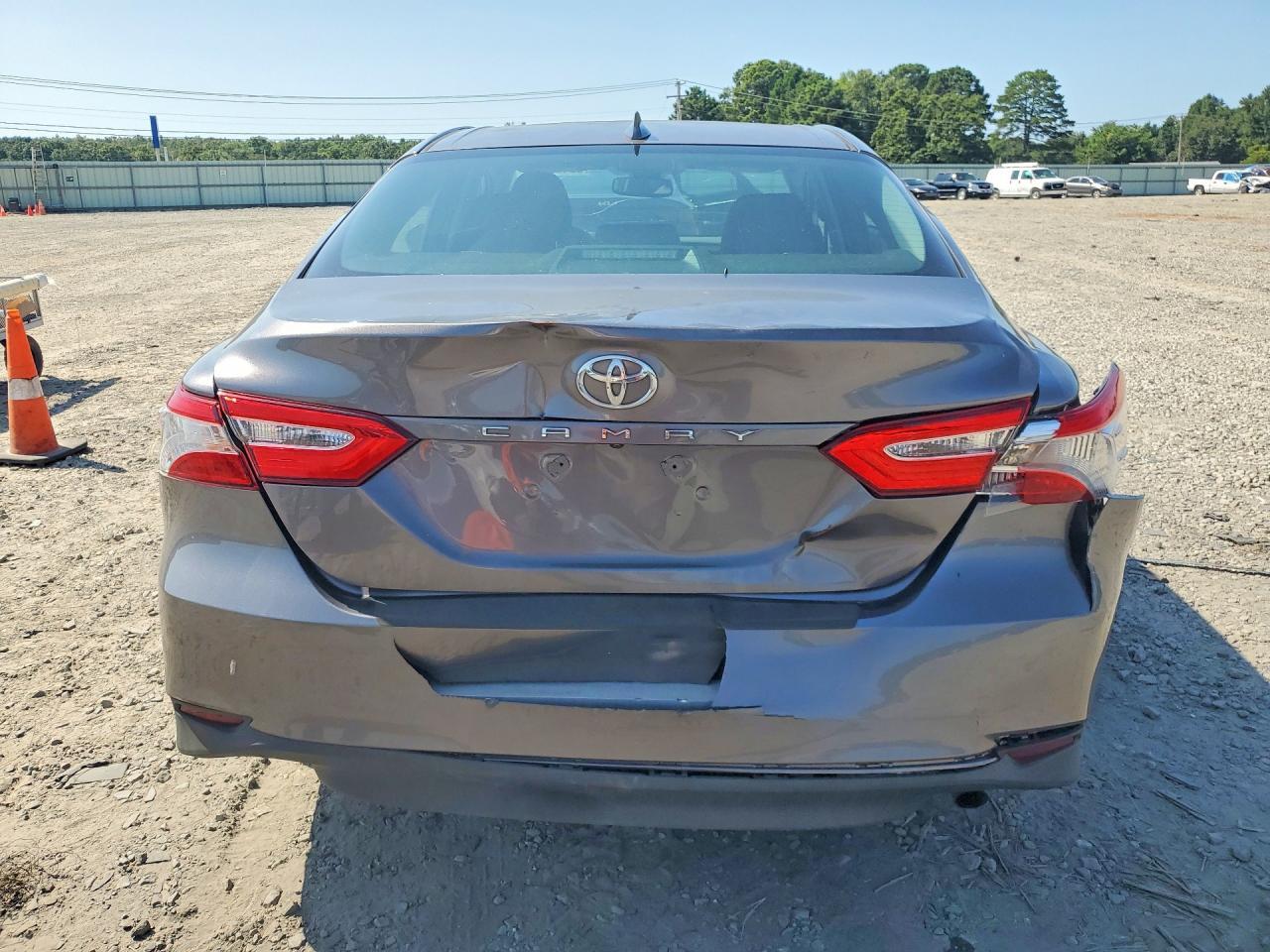 2020 Toyota Camry Le - zdjęcie 6