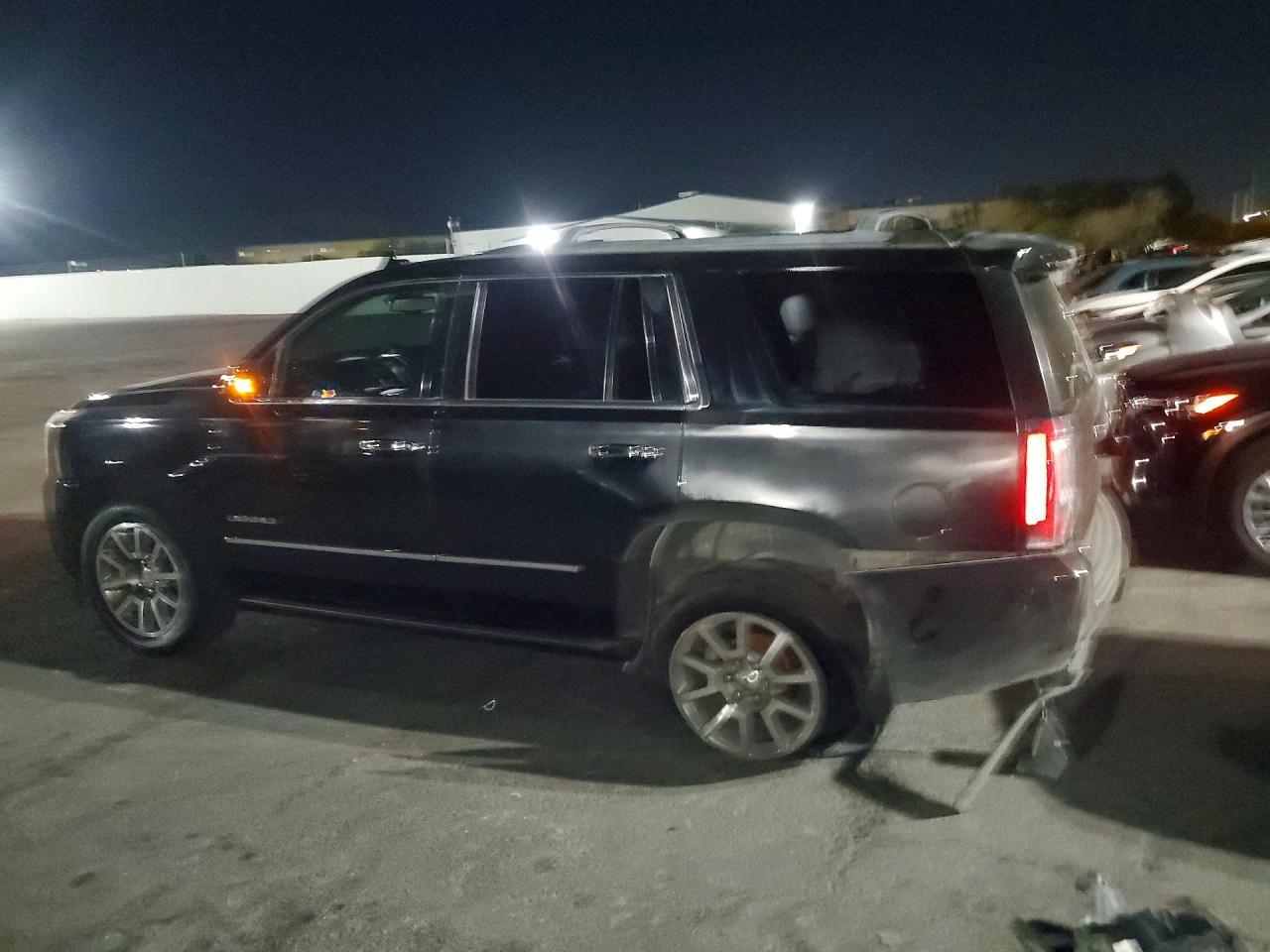 2015 GMC Yukon Denali - zdjęcie 2