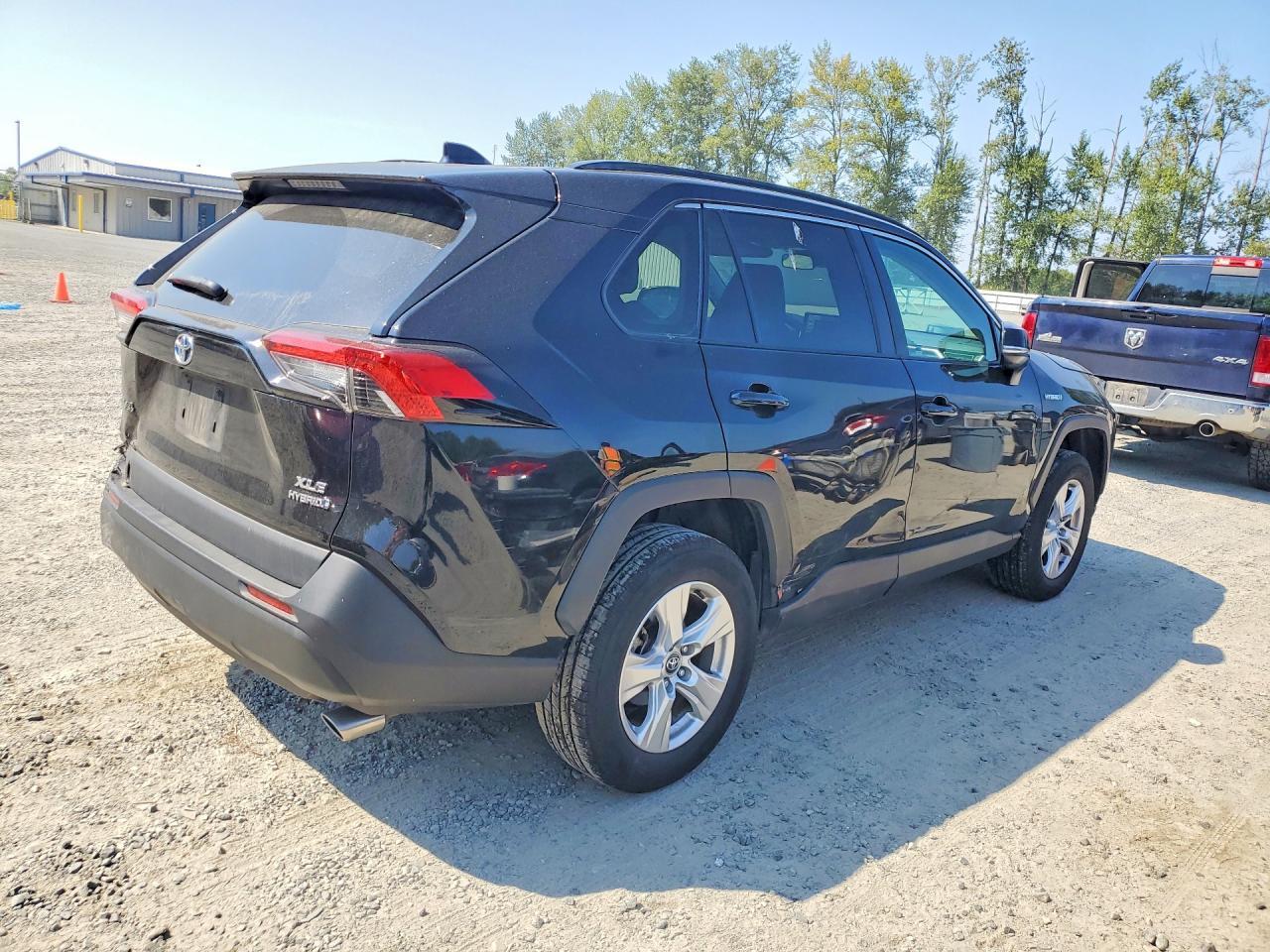 2021 Toyota Rav4 Hybrid Xle - zdjęcie 3