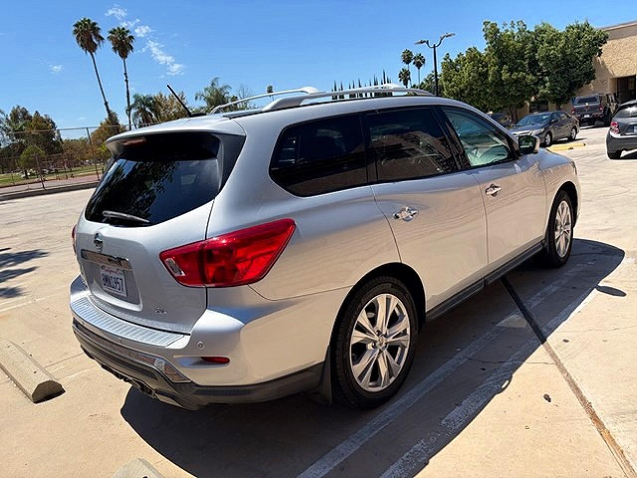 2018 Nissan Pathfinder Sl - zdjęcie 4