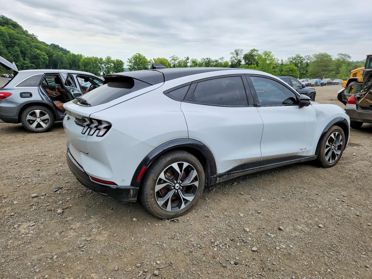 2021 Ford Mustang Mach-E Premium - zdjęcie 3
