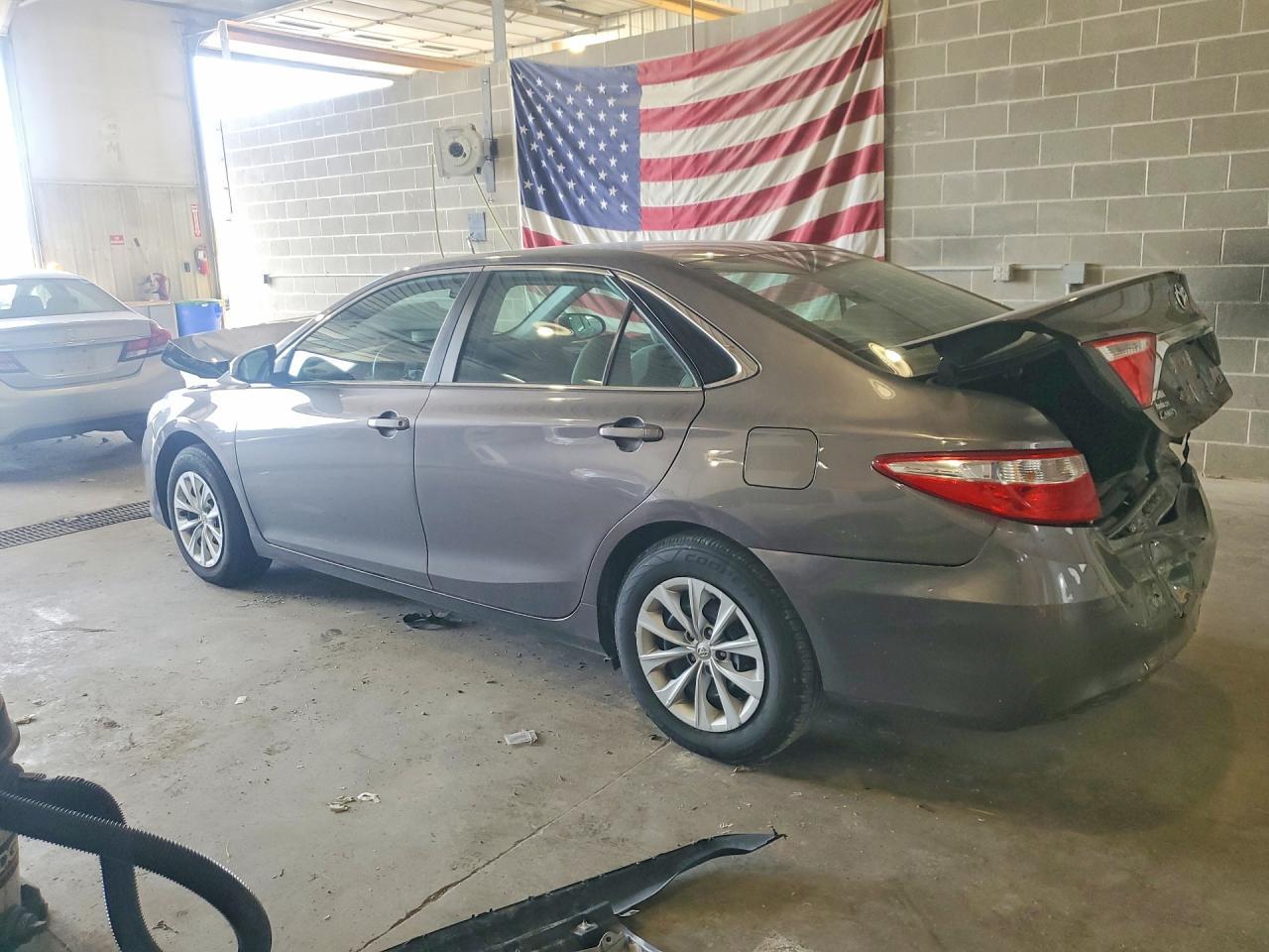 2017 Toyota Camry Le - zdjęcie 2