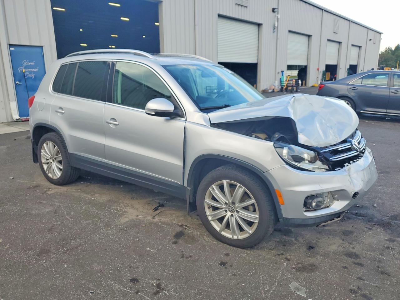 2013 Volkswagen Tiguan S - zdjęcie 4