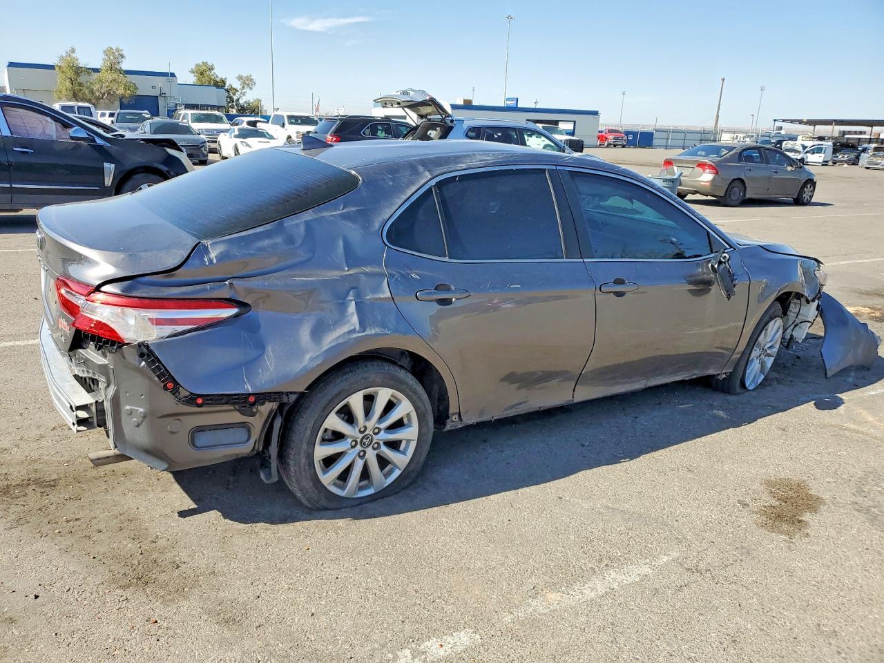 2019 Toyota Camry Le - zdjęcie 3