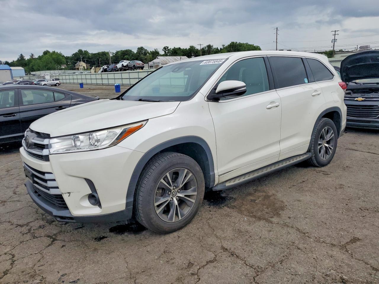 2017 Toyota Highlander Le - zdjęcie główne