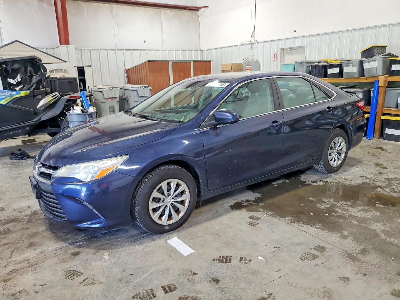 2016 Toyota Camry Le - zdjęcie główne
