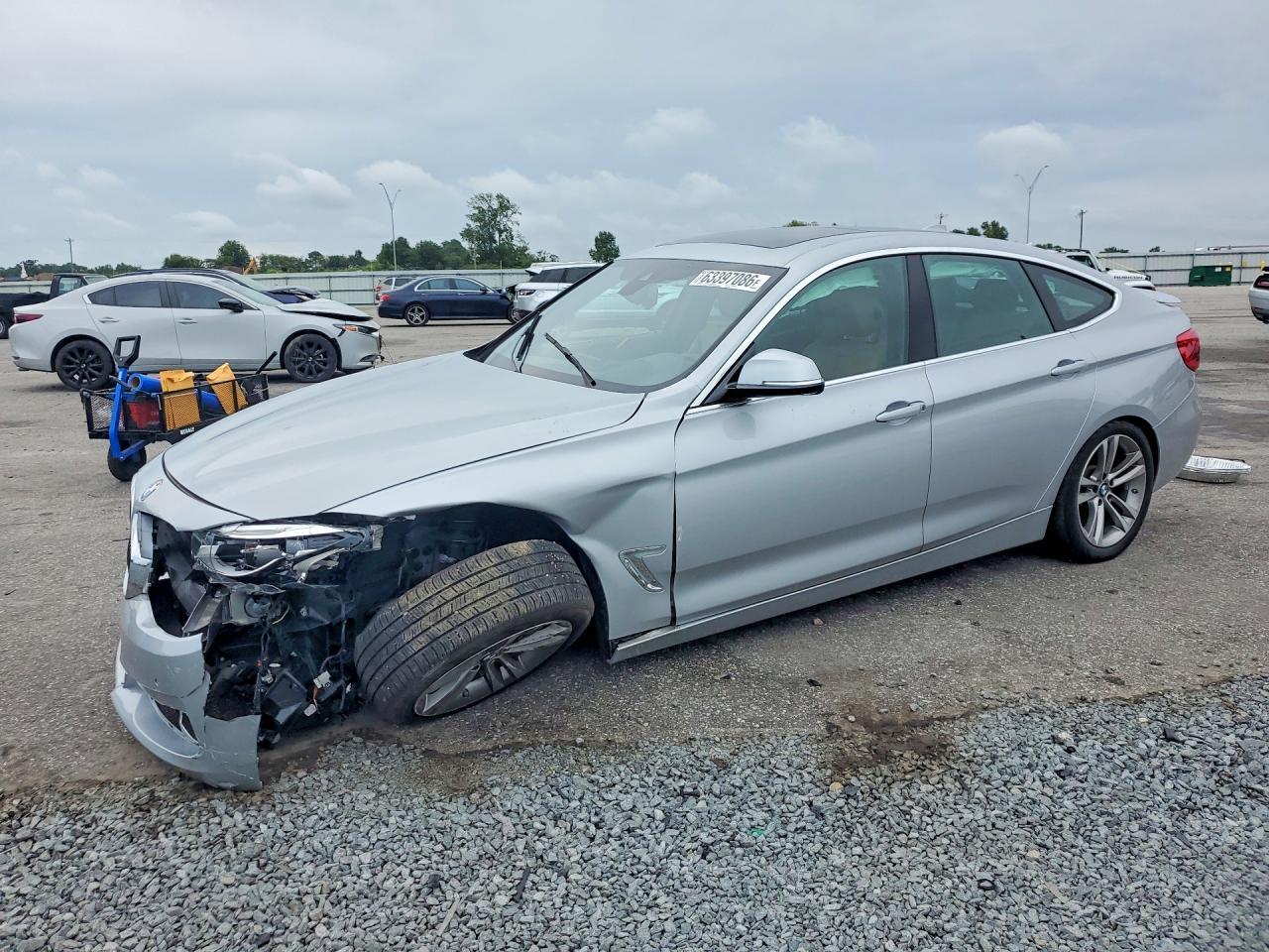 2019 BMW Seria 3 330i - zdjęcie główne