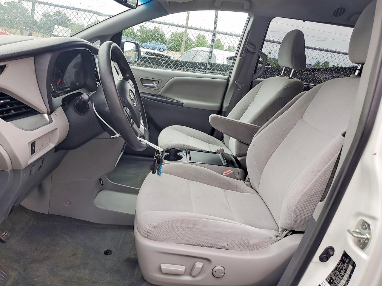 2016 Toyota Sienna Le - zdjęcie 7