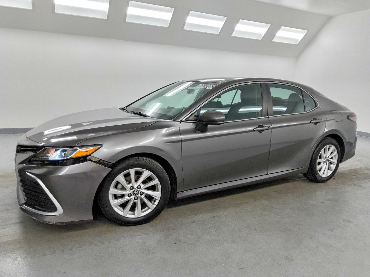 2022 Toyota Camry Le - zdjęcie główne