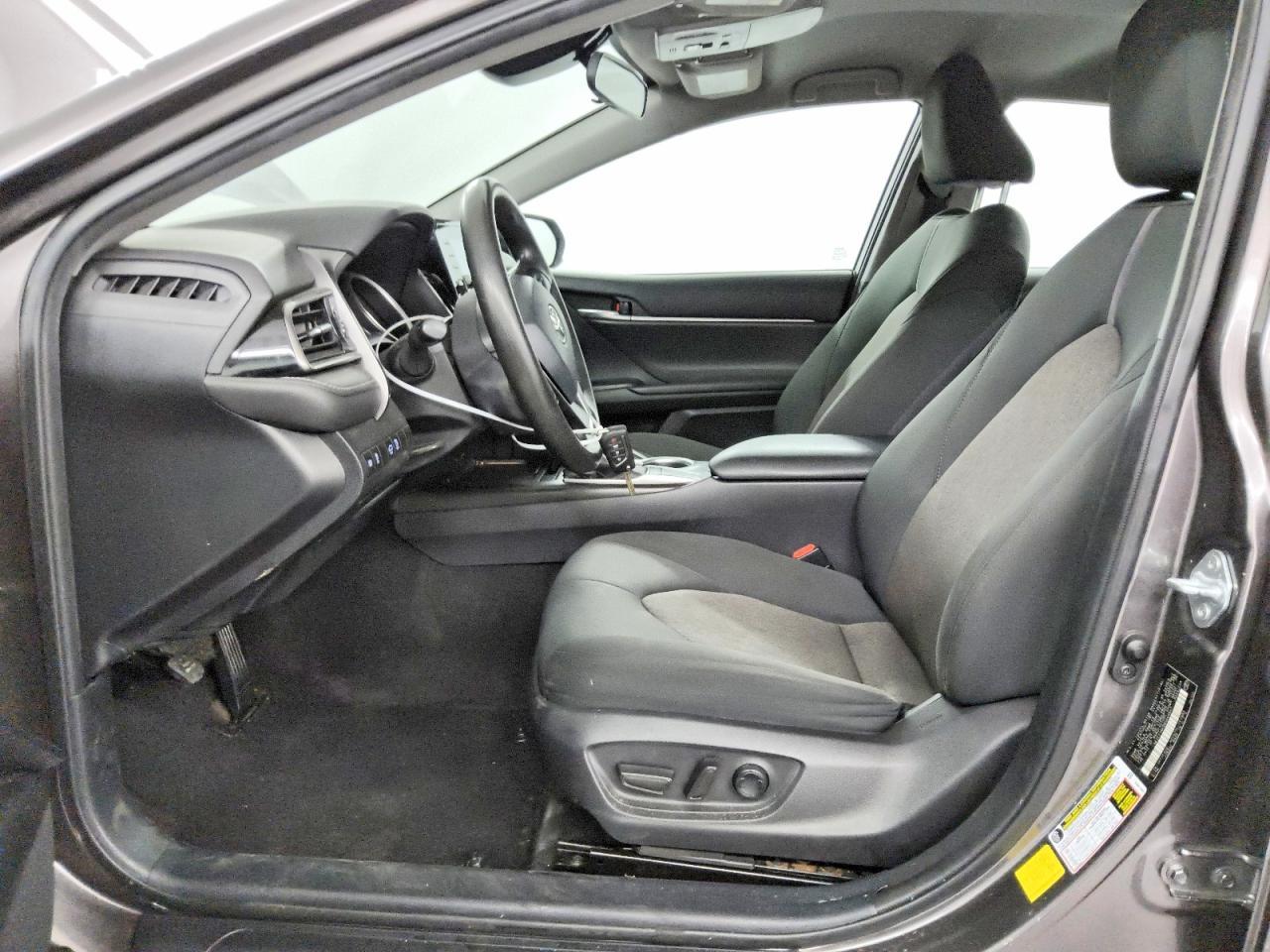2022 Toyota Camry Le - zdjęcie 7
